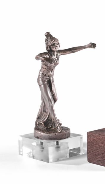 Henry FUGERE (1872-1944) MASCOTTE AUTOMOBILE Bronze argenté, figurant une danseuse...