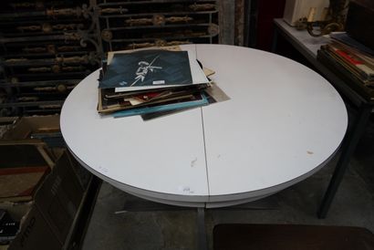 null * Table circulaire en formica blanc. On joint une table porte vinyles en bois...