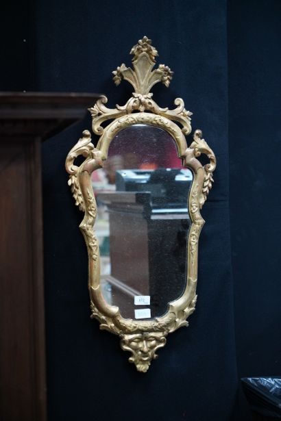 null Deux miroirs en bois et composition doré, de forme chantournée à décor d'une...