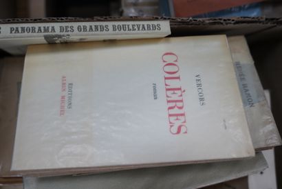 null * Important lot de livres brochés, dont Oscar Wilde par André Gide, bois de...