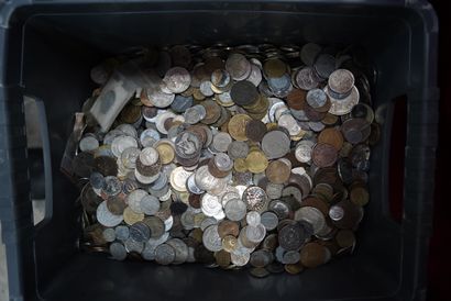 null Important lot de pièces de monnaies dont pièces étrangères et françaises, argent...
