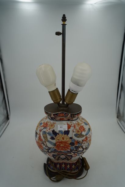 null Réunion de 4 vases, l'un à décor dans le goût IMARI monté en lampe, l'un à décor...