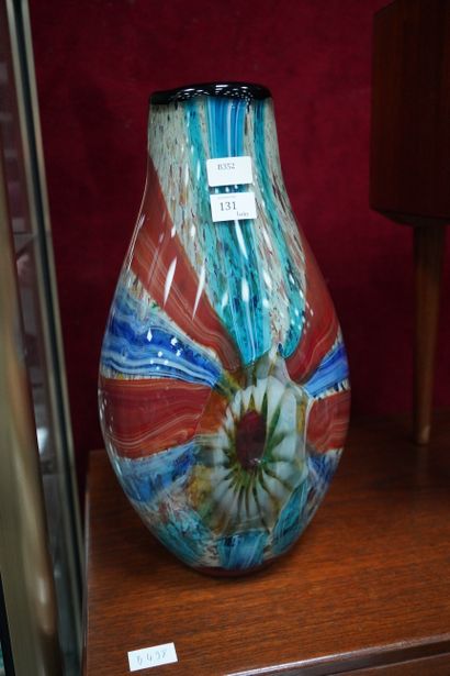 null * Important vase en verre de forme bombée, à décor multicolore.