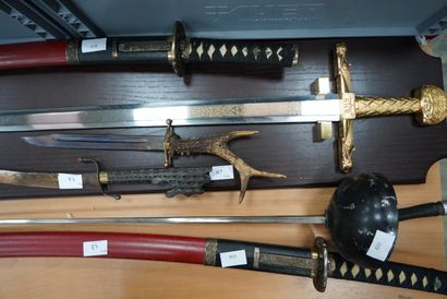 null Réunion d'armes : reproduction de l'épée de Charlemagne, deux sabres japonais,...