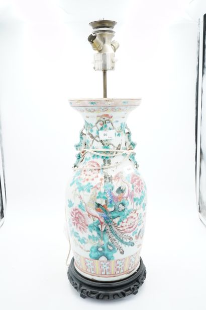 null Vase en porcelaine de Canton à décor de phénix et pivoines, monté en lampe.