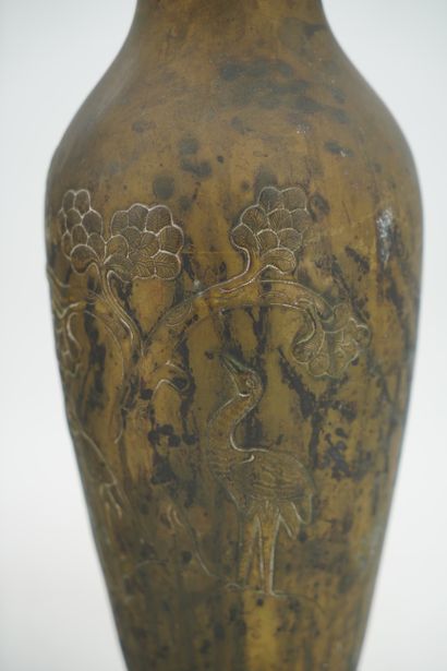 null Paire de vases en bronze à décor gravé d'échassiers dans des branchages. On...