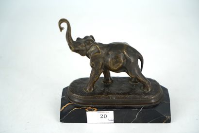 Sculpture en bronze figurant un éléphant...