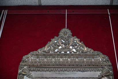 null Miroir à parecloses en métal repoussé, style Louis XIV.