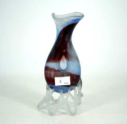 null *Réunion de trois vases : vase en verre gravé à décor de tsuba, vase en verre...