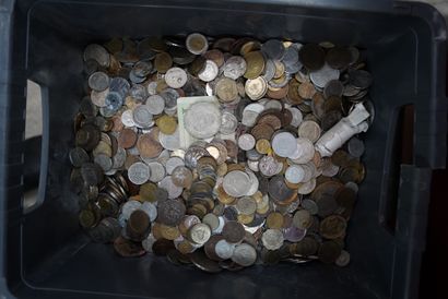 null Important lot de pièces de monnaies dont pièces étrangères et françaises, argent...