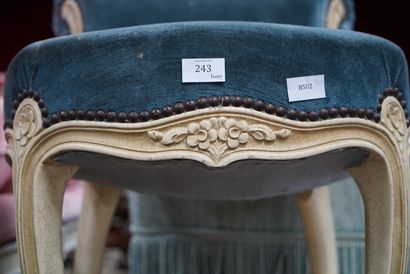null Chaise chauffeuse en bois laqué crème, style Louis XV.