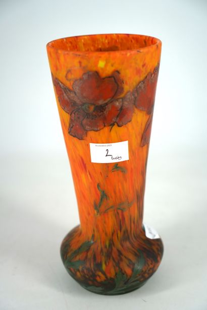 null *Réunion de trois vases : vase en verre gravé à décor de tsuba, vase en verre...