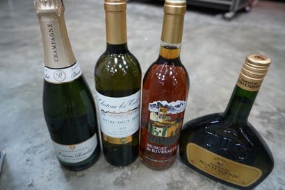 null *Lot d'alcool : Chartreuse, champagne, Cognac et vins.