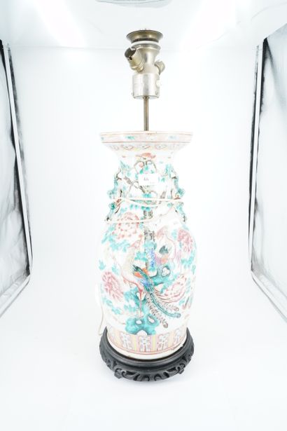 null Vase en porcelaine de Canton à décor de phénix et pivoines, monté en lampe.