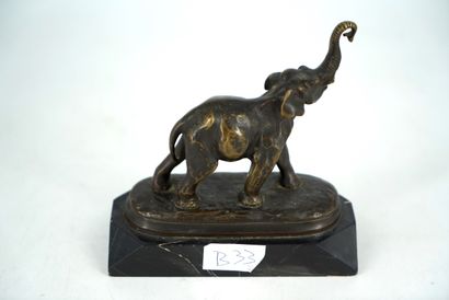 null Sculpture en bronze figurant un éléphant sur un socle en marbre portor.