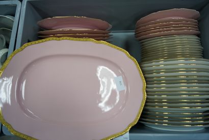 null Partie de service de table en porcelaine allemande rose et dorée, partie de...