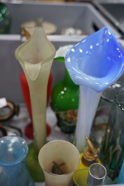 null *ALLEX, petit flacon en verre soufflé (accidenté) ; lot de vases modernes en...