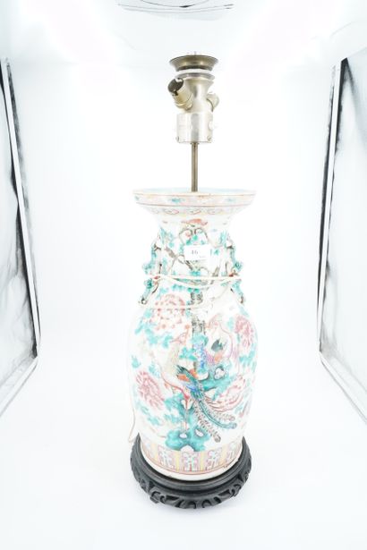 Vase en porcelaine de Canton à décor de phénix...