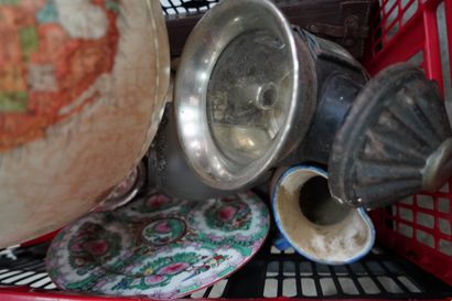 null Lot de de bibelots : céramiques, assiettes en porcelaine chinoise, globe, lampe...