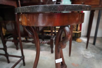 null Petite table basse ronde tripode en bois vernis, montants col de cygne, dessus...