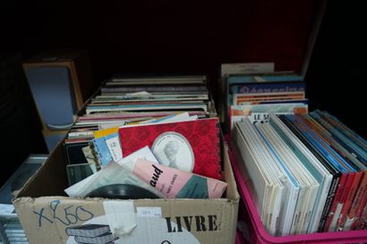 null *Réunion de disques vinyles, BD, enceintes, écran, CD, vaisselle, sacs... (9...