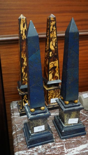 null Deux paires d’obélisques en bois peint à l’imitation du lapis-lazuli (H 42 cm.)...
