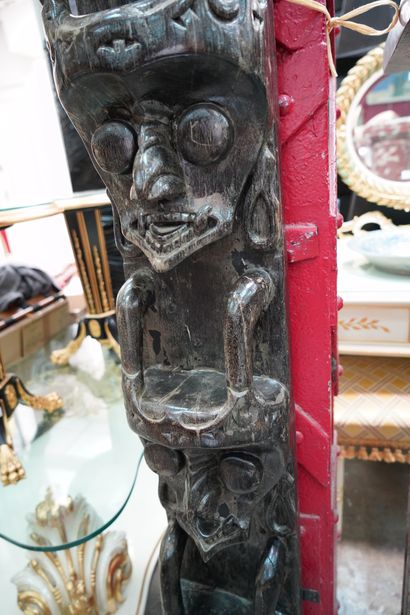 null Escalier dayak, bois de fer de Bornéo patiné, longueur : 253 cm.