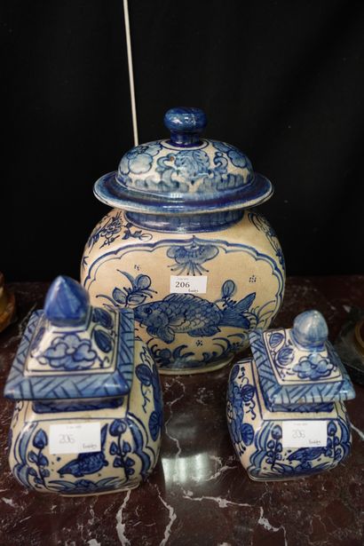 null Trois pots couverts en céramique émaillée bleue à motifs de carpes Koï. Hauteur...