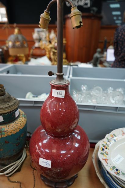 null Vase en céramique émaillée « sang de bœuf », monté en lampe.

Dans le style...