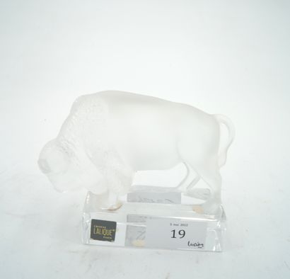 null LALIQUE FRANCE, presse papier en cristal épousant la forme d'un bison. Signé...