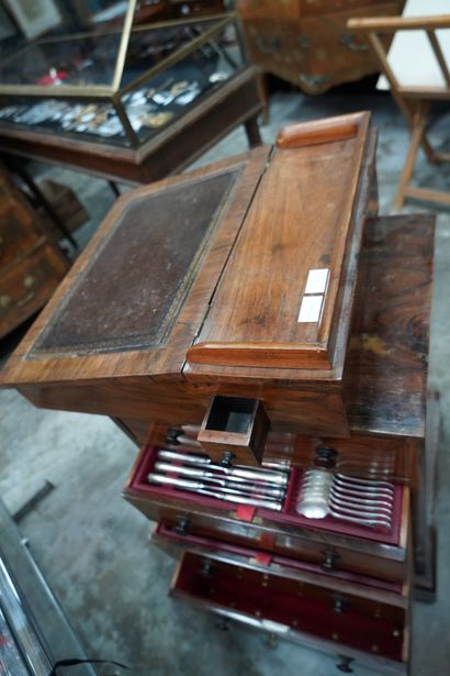 null Meuble écritoire dit Davenport en bois de placage ouvrant par un pupitre écritoire,...