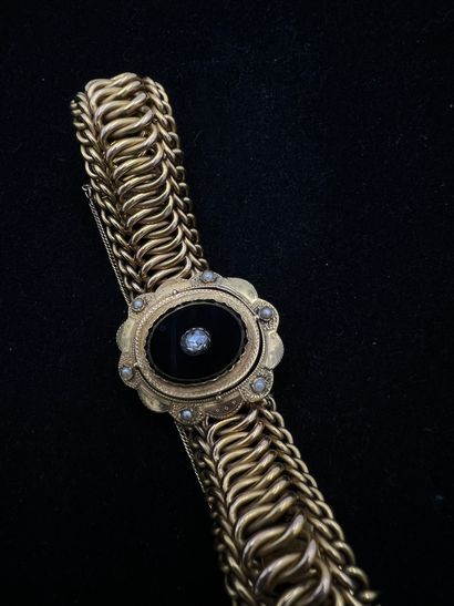 null Bracelet en or 18K (750 millièmes) orné d'une plaque en onyx de forme ovale...