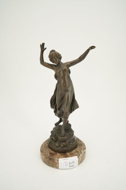 null 
Auguste Moreau (1834-1917), Danseuse, bronze patiné sur base de marbre marron...