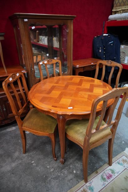 null Réunion de mobilier en bois blond de style Louis XV comprenant une table ronde,...