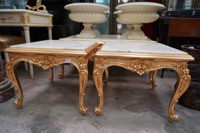 null *Table basse et deux bouts de canapé de forme carré en bois doré à motif de...