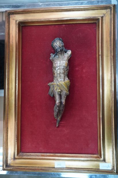 null Dans le goût du XVIIe siècle, Christ en bois avec restes de polychromie. H 30...