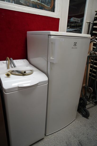 null Lave-linge de marque FAURE, et un réfrigérateur de marque ELECTROLUX.