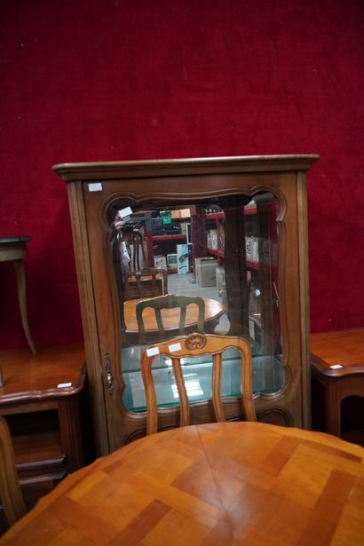 null Réunion de mobilier en bois blond de style Louis XV comprenant une table ronde,...