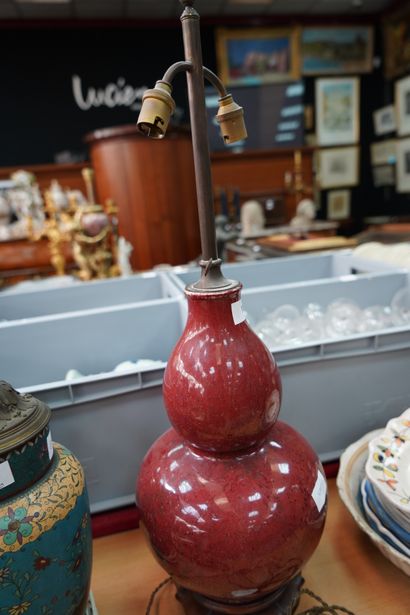 null Vase en céramique émaillée « sang de bœuf », monté en lampe.

Dans le style...