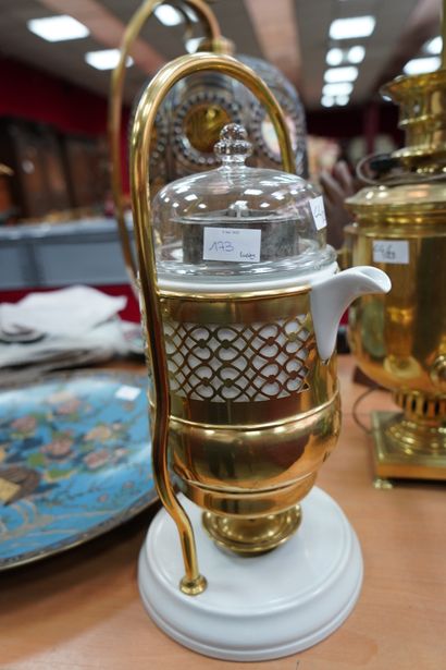 null Deux samovars, l'un en métal doré monté en lampe, l'autre en céramique, verre...