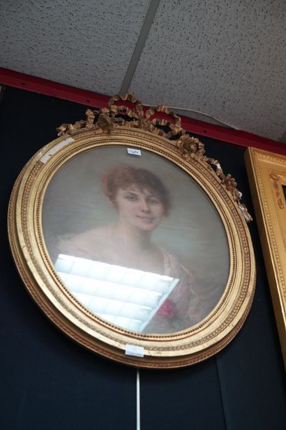 null M. FROUTI? (XXe siècle), Portrait de femme, pastel ovale sur papier signé et...