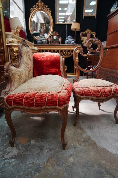 null Petite méridienne et un fauteuil de style néo-Louis XV. On joint deux chevets...