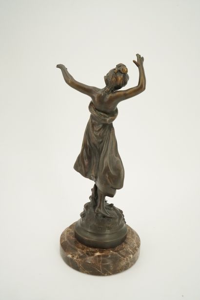 null 
Auguste Moreau (1834-1917), Danseuse, bronze patiné sur base de marbre marron...