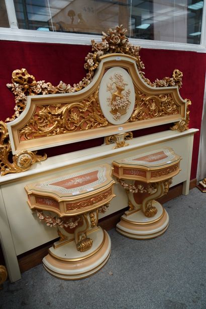 null *Partie de mobilier de chambre à coucher en bois peint beige, rose et doré,...