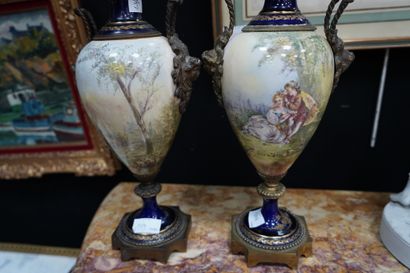 null Paire de vases ovoïdes en porcelaine polychrome à décor de scène galante sur...