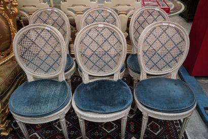 null Suite de 6 chaises cannées à dossier médaillon en bois laqué blanc mouluré et...