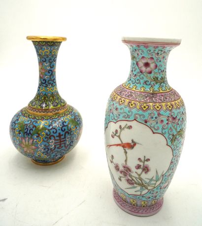 null Réunion de vases, théière, statuette coq en porcelaine émaillée polychrome Chine...