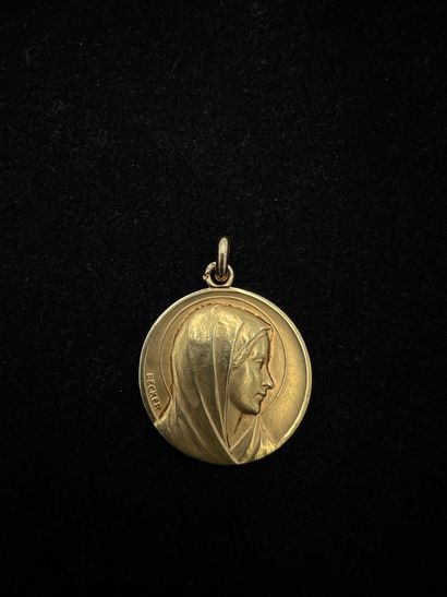 null D'après BECKER, médaille en or 18K (750 millièmes) orné d'un profil de la vierge...