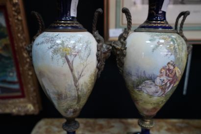 null Paire de vases ovoïdes en porcelaine polychrome à décor de scène galante sur...