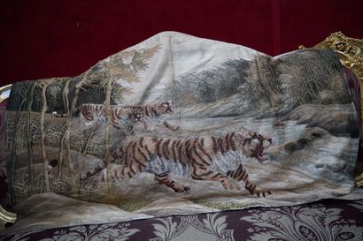 null Une tapisserie en laine figurant des tigres, travail indochinois
